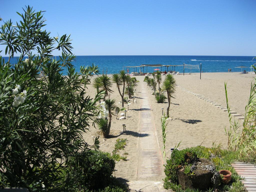 As Queen Beach Hotel Kızılot Bagian luar foto