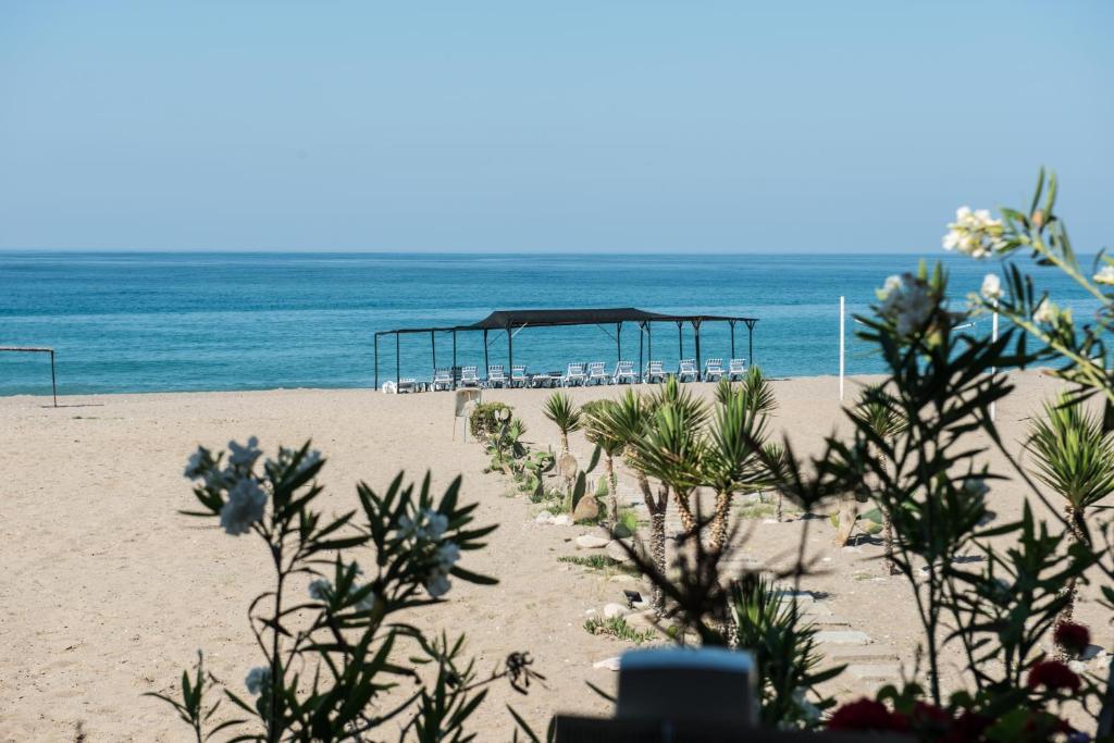 As Queen Beach Hotel Kızılot Bagian luar foto